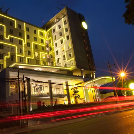 Yello Hotel Jemursari Surabaya Bagian luar foto