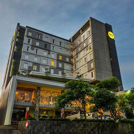 Yello Hotel Jemursari Surabaya Bagian luar foto