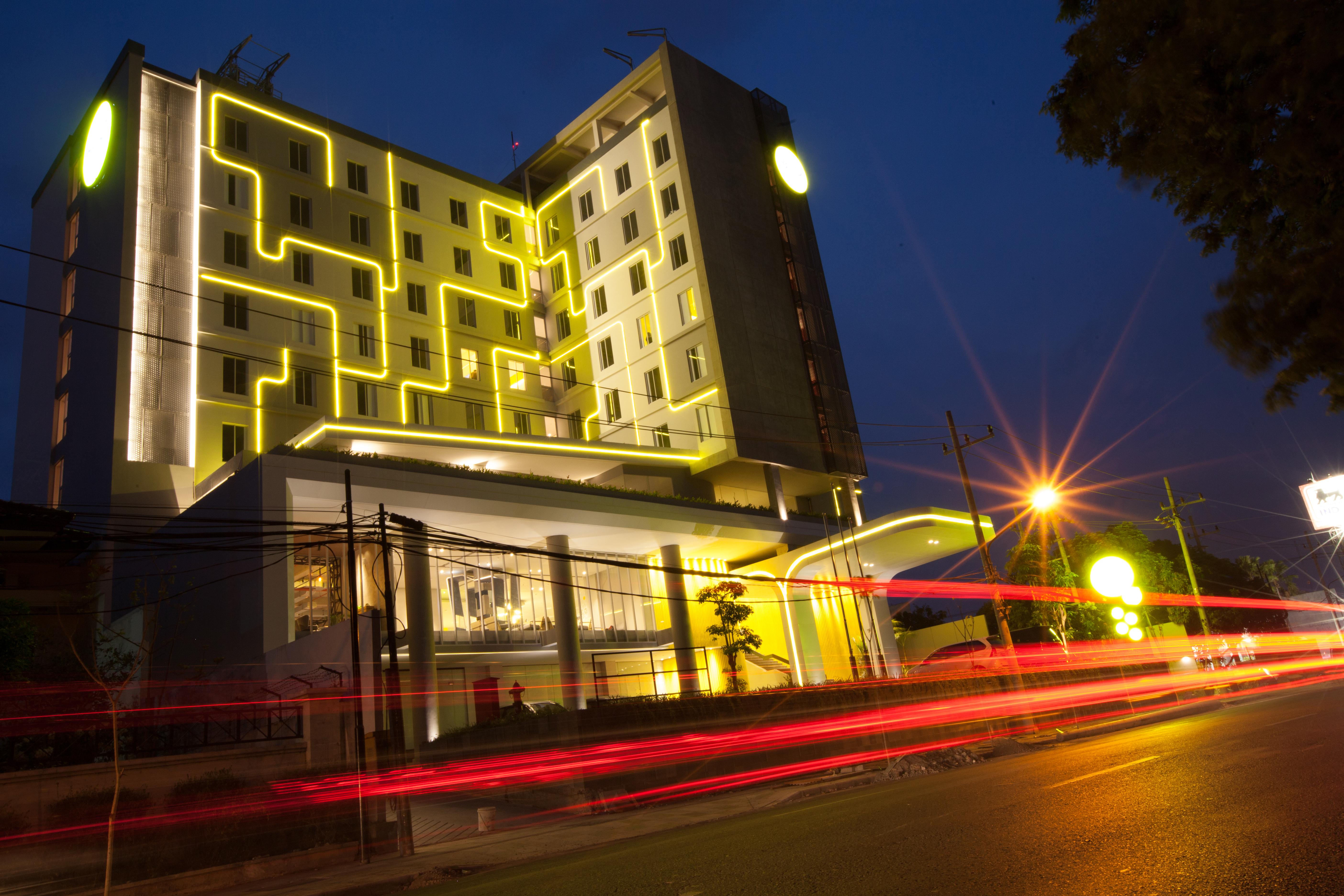 Yello Hotel Jemursari Surabaya Bagian luar foto