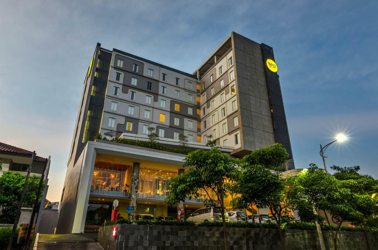 Yello Hotel Jemursari Surabaya Bagian luar foto