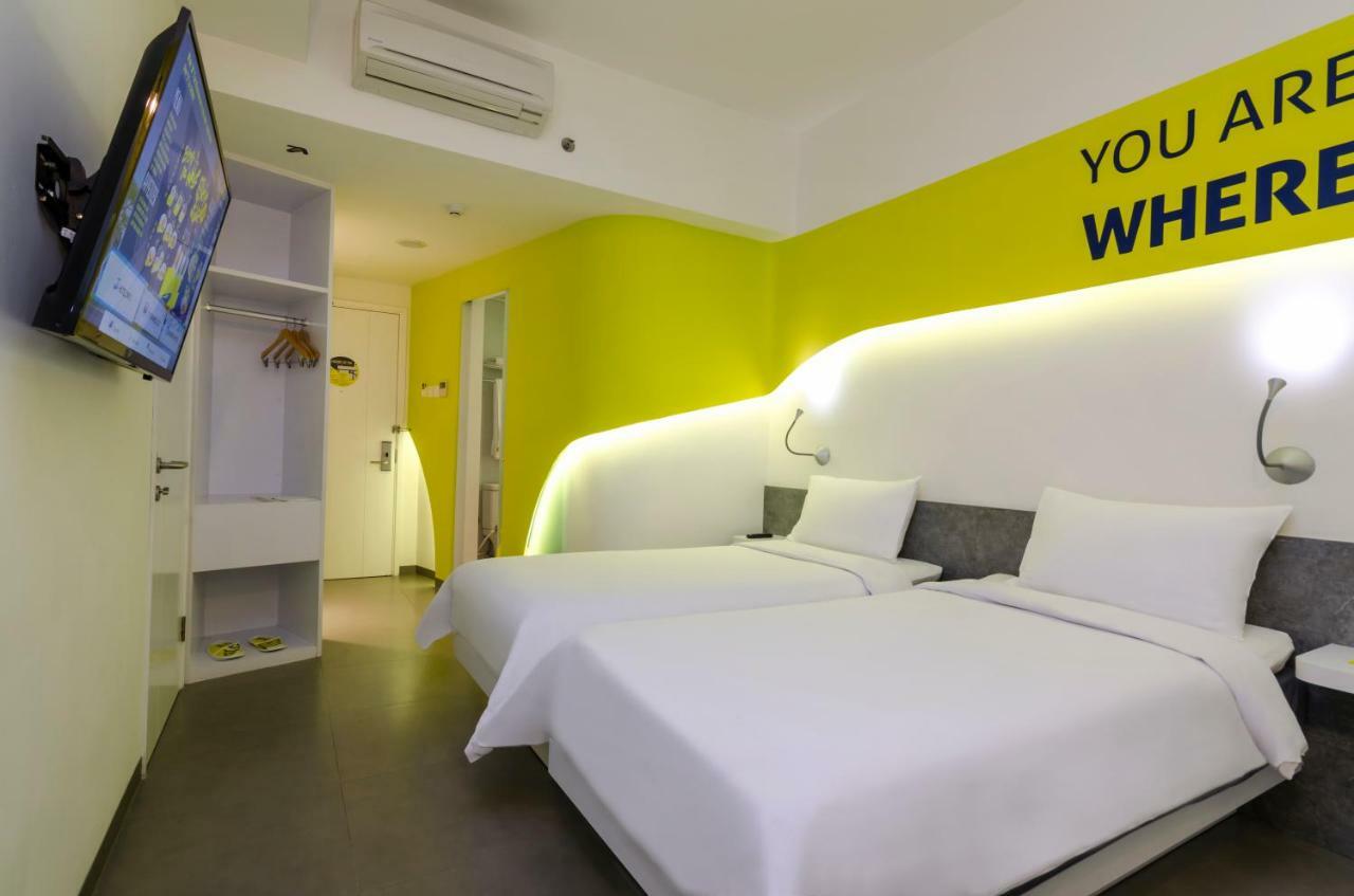 Yello Hotel Jemursari Surabaya Bagian luar foto